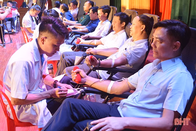 Cán bộ TX Hồng Lĩnh tham gia hiến 221 đơn vị máu tình nguyện