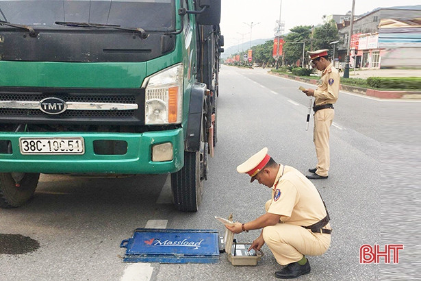 Xử phạt nhiều xe chở vật liệu xây dựng vi phạm ở TX Hồng Lĩnh
