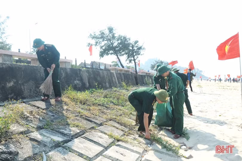 Gần 1.000 cán bộ, chiến sỹ, ĐVTN Hà Tĩnh tham gia làm sạch biển