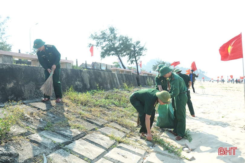 Gần 1.000 cán bộ, chiến sỹ, ĐVTN Hà Tĩnh tham gia làm sạch biển