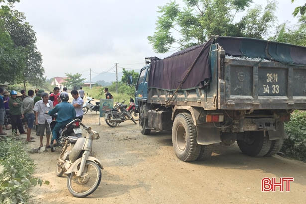 Không chịu được ô nhiễm, dân ra đường chặn xe chở vật liệu