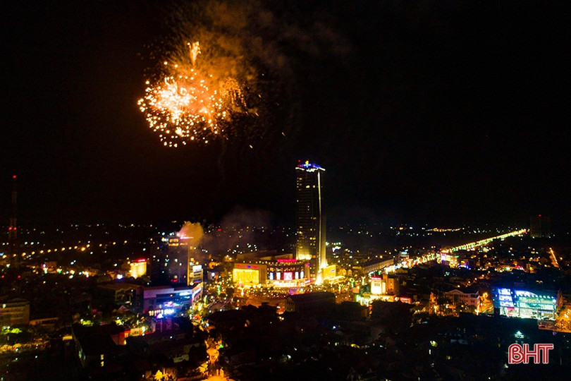 Rực rỡ màn pháo hoa mừng TP Hà Tĩnh được công nhận đô thị loại II