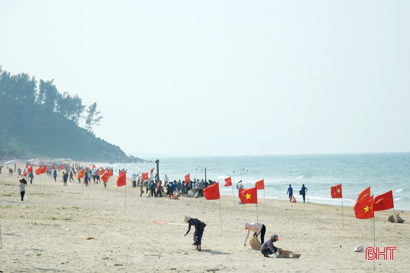Gần 1.000 cán bộ, chiến sỹ, ĐVTN Hà Tĩnh tham gia làm sạch biển