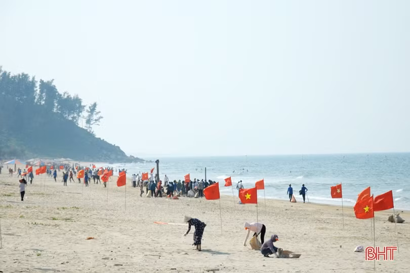 Gần 1.000 cán bộ, chiến sỹ, ĐVTN Hà Tĩnh tham gia làm sạch biển