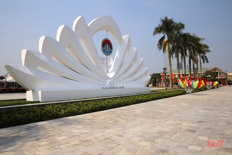 Phó Thủ tướng Vương Đình Huệ cắt băng khánh thành Quảng trường TP Hà Tĩnh