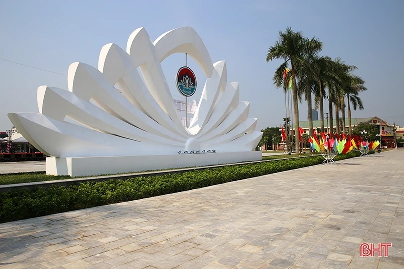 Phó Thủ tướng Vương Đình Huệ cắt băng khánh thành Quảng trường TP Hà Tĩnh