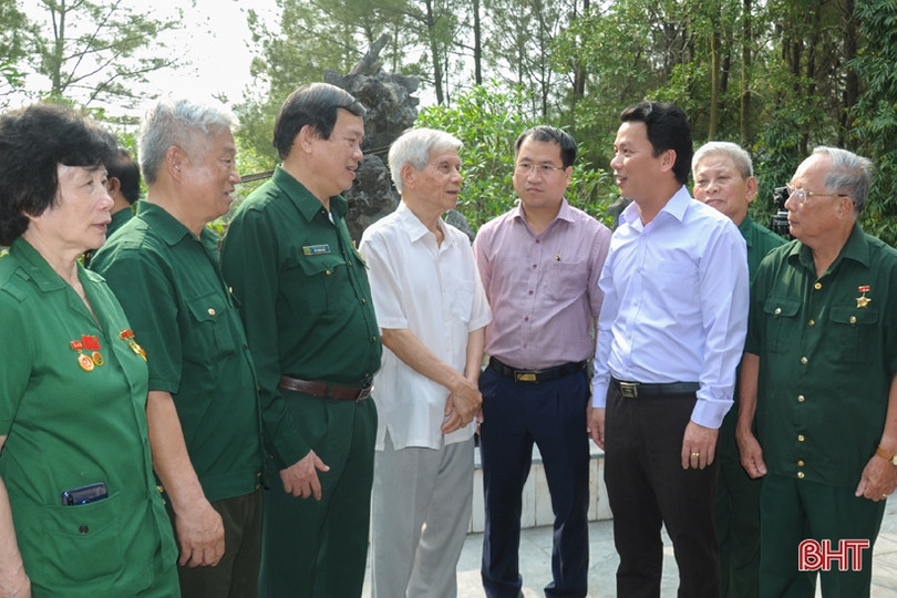 Dâng hương tưởng nhớ, tri ân các anh hùng liệt sỹ tại Ngã ba Đồng Lộc