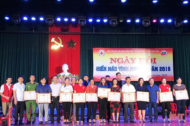 Cán bộ TX Hồng Lĩnh tham gia hiến 221 đơn vị máu tình nguyện
