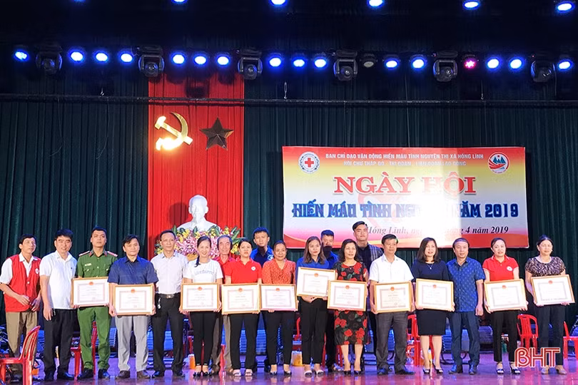 Cán bộ TX Hồng Lĩnh tham gia hiến 221 đơn vị máu tình nguyện