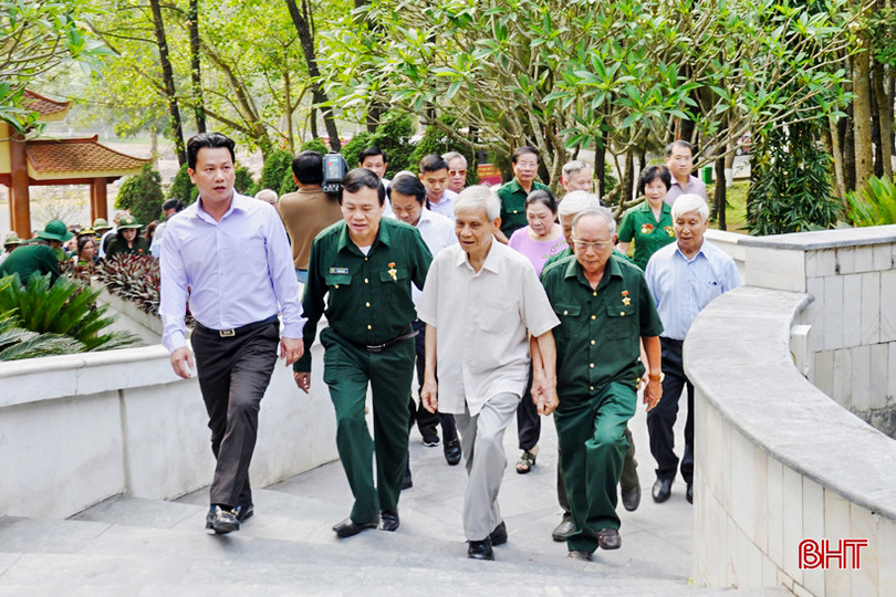 Dâng hương tưởng nhớ, tri ân các anh hùng liệt sỹ tại Ngã ba Đồng Lộc