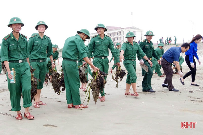 Quân dân Hà Tĩnh ra quân làm sạch biển đón mùa du lịch mới