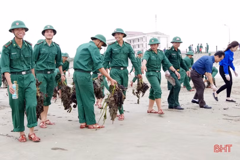 Quân dân Hà Tĩnh ra quân làm sạch biển đón mùa du lịch mới