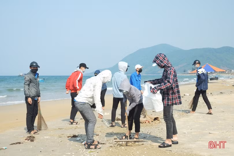 Gần 1.000 cán bộ, chiến sỹ, ĐVTN Hà Tĩnh tham gia làm sạch biển
