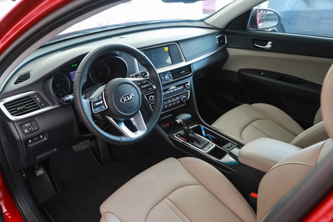 Vô-lăng bọc da 3 chấu thể thao tương tự như đàn em Kia Cerato, có tích hợp cụm điều khiển như cruise control, chỉnh âm lượng, điều khiển bằng giọng nói, lẫy sang số đặt sau vô lăng. Kia Optima 2019 xuất hiện tại đại lý, bản cao cấp tăng giá 20 triệu