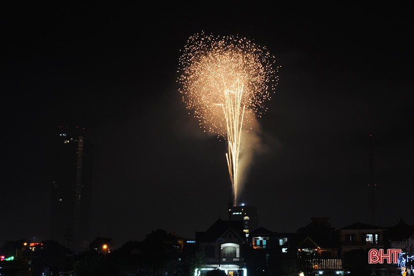 Rực rỡ màn pháo hoa mừng TP Hà Tĩnh được công nhận đô thị loại II