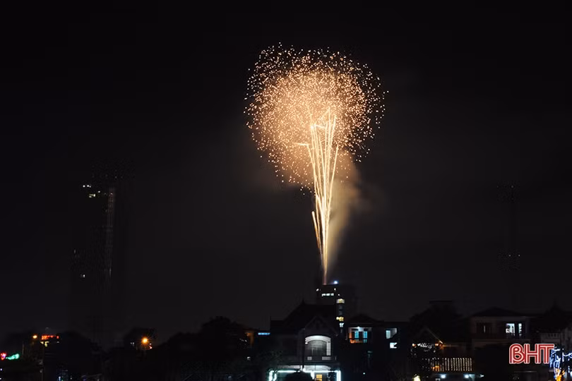 Rực rỡ màn pháo hoa mừng TP Hà Tĩnh được công nhận đô thị loại II