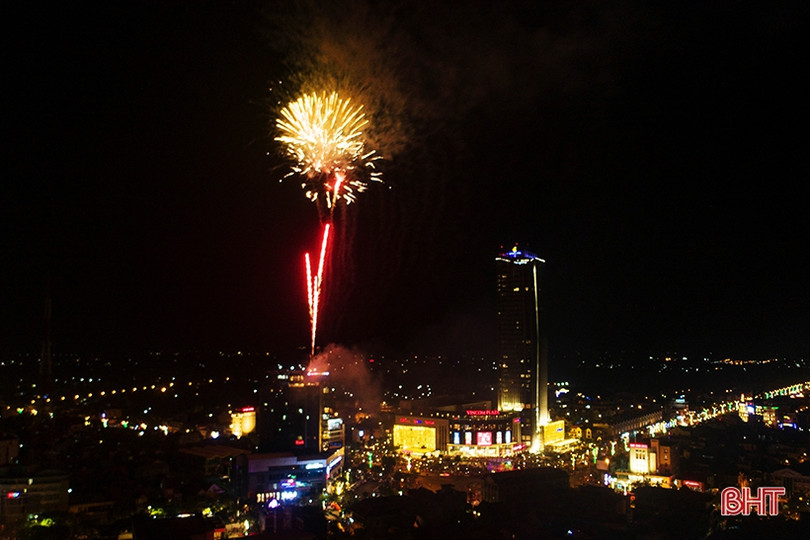 Rực rỡ màn pháo hoa mừng TP Hà Tĩnh được công nhận đô thị loại II