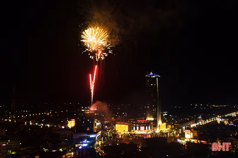 Rực rỡ màn pháo hoa mừng TP Hà Tĩnh được công nhận đô thị loại II