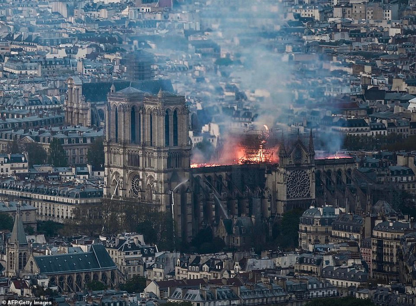 Toàn cảnh Nhà thờ Đức Bà Paris 850 tuổi chìm trong biển lửa