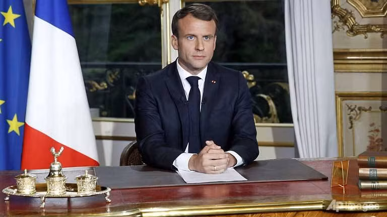 Tổng thống Pháp cam kết phục dựng Nhà thờ Đức Bà Paris đẹp hơn trong 5 năm