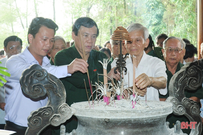 Dâng hương tưởng nhớ, tri ân các anh hùng liệt sỹ tại Ngã ba Đồng Lộc