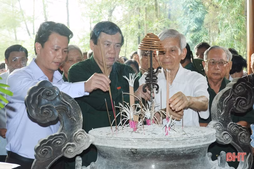 Dâng hương tưởng nhớ, tri ân các anh hùng liệt sỹ tại Ngã ba Đồng Lộc