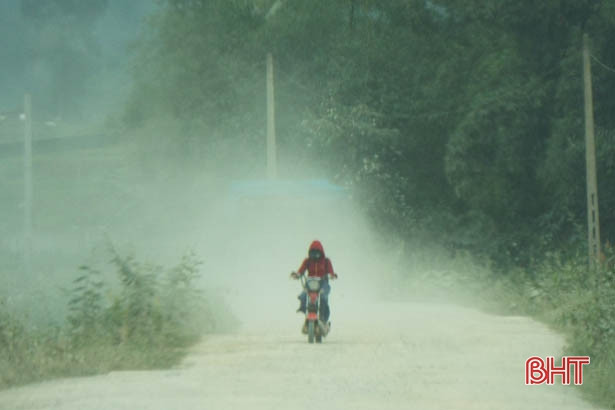 Không chịu được ô nhiễm, dân ra đường chặn xe chở vật liệu