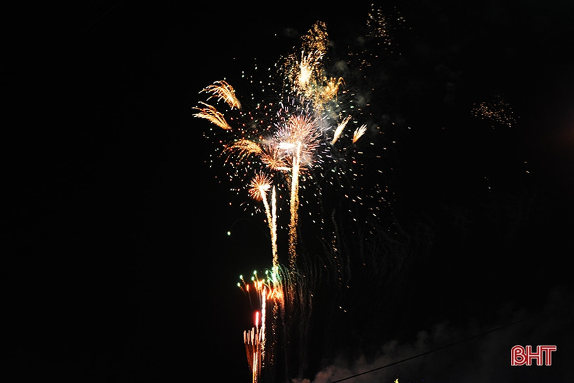 Rực rỡ màn pháo hoa mừng TP Hà Tĩnh được công nhận đô thị loại II