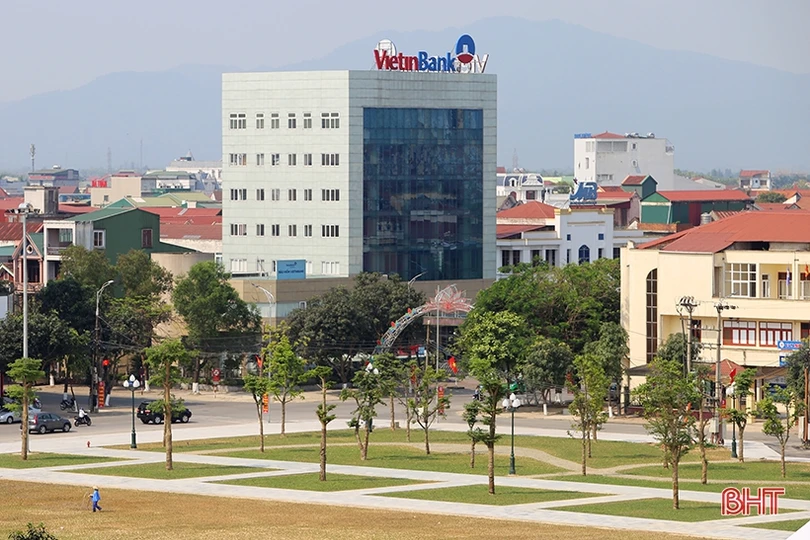 Phó Thủ tướng Vương Đình Huệ cắt băng khánh thành Quảng trường TP Hà Tĩnh