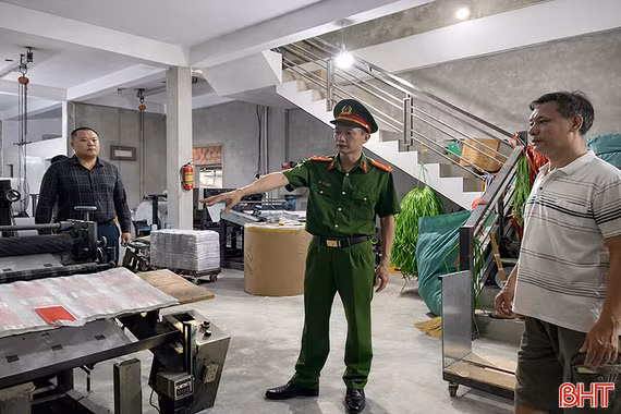 Nguy cơ khó lường từ cơ sở sản xuất vật liệu dễ cháy