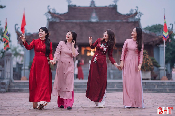 Áo dài du xuân, giữ hồn Tết Việt