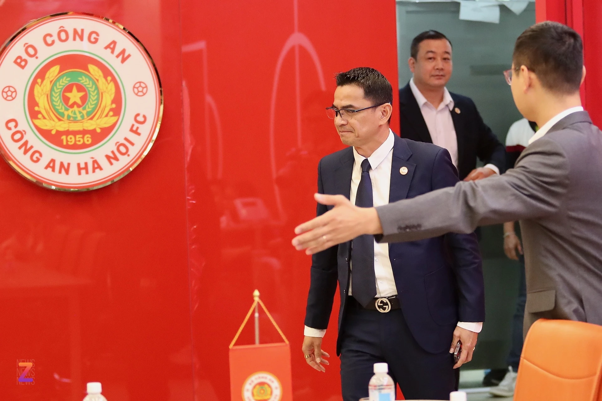 HLV Kiatisuk ra mắt CLB Công an Hà Nội