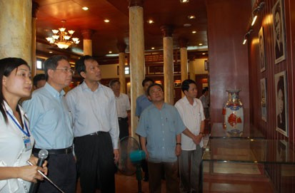 Chủ tịch UBND tỉnh Võ Kim Cự và ông Ngô Quốc Hùng cùng các cộng sự tham quan Khu lưu niệm Tổng Bí thư Hà Huy Tập