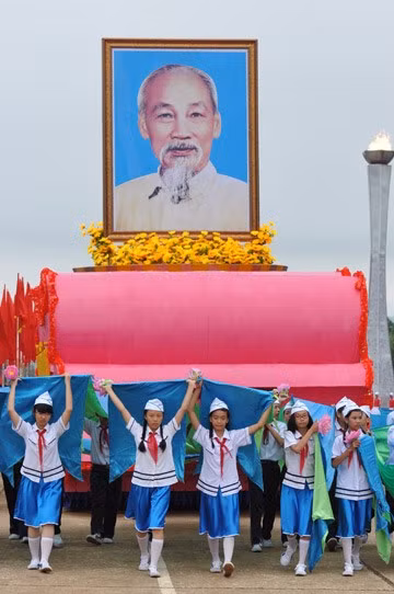 Buổi tập tổng duyệt lần thứ nhất với sự tham dự của 17 khối toàn lực lượng vũ trang bao gồm các binh chủng, công an, dân quân tự vệ... Mở màn là lễ rước đuốc mô phỏng từ Bảo tàng Hồ Chí Minh tiến vào Quảng trường Ba Đình. Ngọn đuốc được thắp trên đài lửa Đại lễ kỷ niệm 1000 năm Thăng Long - Hà Nội. Trực thăng kéo cờ cùng xe mô hình Quốc huy dẫn đầu tiến vào lễ đài. Xe rước ảnh Chủ tịch Hồ Chí Minh. Các cháu thiếu nhi Hà Nội đại diện cho thế hệ trẻ cả nước quây quần quanh Bác. Khối xe chỉ huy : Trung tướng Nguyễn Văn Thành, Phó Tổng Tham mưu trưởng - anh hùng lực lượng vũ trang nhân dân dẫn đầu đội hình diễu binh. Lần lượt các khối danh dự 3 quân chủng gồm Lục quân, Phòng không-Không quân và Hải quân đại diện cho đông đảo nòng cốt và sức mạnh của QĐNDVN. Các lực lượng này đã góp phần quan trọng làm nên chiến thắng trong hai cuộc kháng chiến chống Pháp, Mỹ. Khối Sĩ quan Lục quân đại diện cho binh chủng hợp thành của QĐNDVN. Buổi Tổng duyệt được Bộ trưởng Quốc phòng Phùng Quang Thanh đánh giá đã có nhiều bước được hoàn thiện. Khối Sĩ quan Biên phòng. Khối bộ đội Đặc công. Khối nữ Cảnh sát giao thông. Khối nữ dân quân tự vệ.