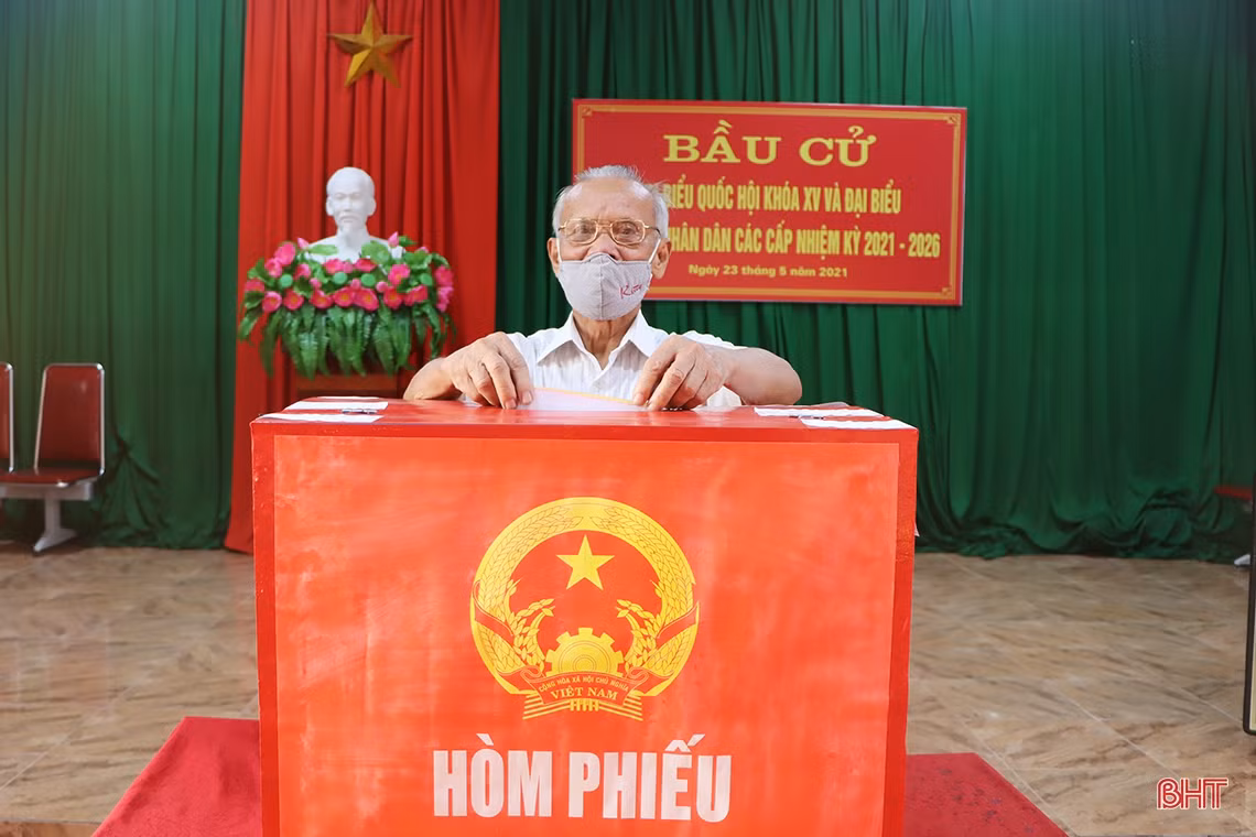 Cử tri Hà Tĩnh náo nức bầu chọn người đại biểu Nhân dân