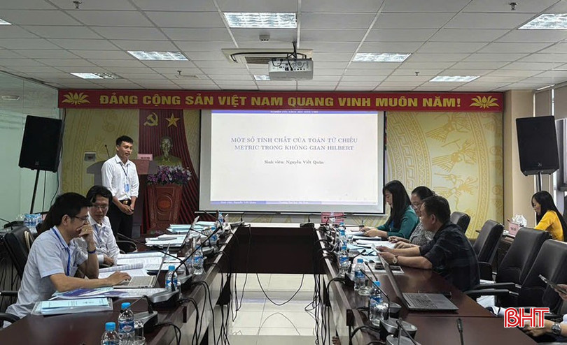 Nguyễn Viết Quân bảo vệ đề tài “Một số tính chất của toán tử chiếu metric trong không gian Hilbert" bqbht_br_anh-quan-bao-ve-de-tai.jpg