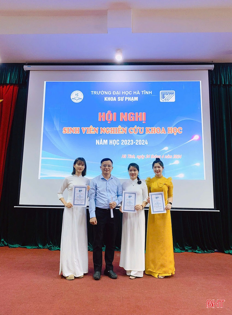 Niềm vui của sinh viên Hồ Thị Sương (thứ 2 từ phải qua) cùng nhóm nghiên cứu khi nhận thưởng. bqbht_br_anh-nhom-suong-va-thay.jpg
