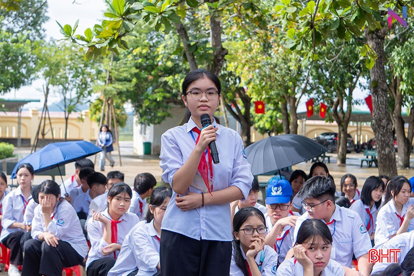 Nhiều thắc mắc của các em học sinh đã được giải đáp trong buổi giao lưu tặng sách. bqbht_br_dat-cau-hoi-cho-cac-anh-chi.jpg