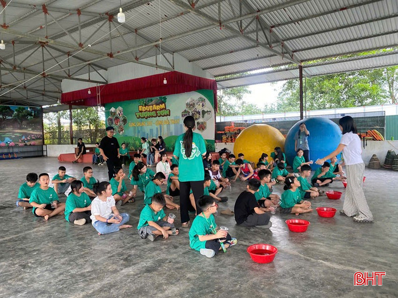Ban Tổ chức trại hè hướng dẫn các em nhỏ chơi trò chơi bqbht_br_anh-choi-do-nuoc.jpg
