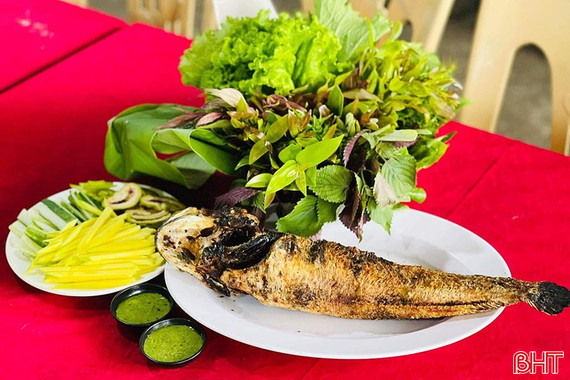 Độc đáo món cá tràu nướng lá sim của núi rừng Hương Khê