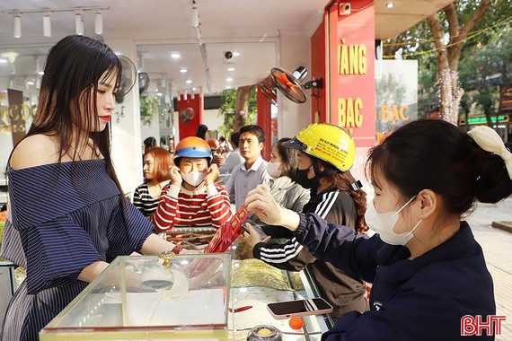 Ngày vía Thần Tài, thị trường vàng “nóng” từ sáng sớm