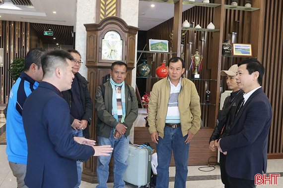 Đón đoàn du lịch Thái Lan đầu tiên đến Hà Tĩnh qua cầu Hữu Nghị 5