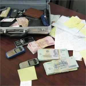 Tang vật vụ đánh bạc dưới hình thức cá độ bóng đá tại quán cà phê Quang Hà (Hà Nội), tháng 1-2010 - Ảnh: ANTĐ.