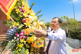 Phó Thủ tướng Thường trực Chính phủ dâng hương tại Nghĩa trang liệt sĩ Núi Nài 