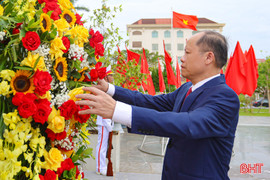Đoàn đại biểu dự Đại hội Thi đua yêu nước toàn tỉnh dâng hương, báo công với Bác Hồ