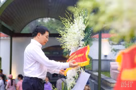Phó Thủ tướng Chính phủ Nguyễn Văn Thắng dâng hương tưởng niệm tại Ngã ba Đồng Lộc