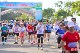 300 vận động viên tranh tài giải chạy bộ “Về với núi thiêng Nam Giới