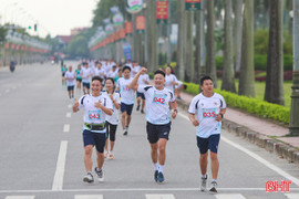 Hơn 240 vận động viên tranh tài Giải Chạy bộ Bước chân thanh niên 2025 