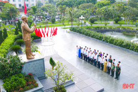 Lãnh đạo tỉnh dâng hương tưởng niệm 135 năm Ngày sinh Chủ tịch Hồ Chí Minh