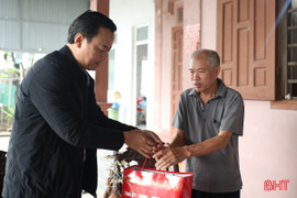 Trưởng ban Tuyên giáo và Dân vận Tỉnh ủy trao tặng quà tết tới người có công